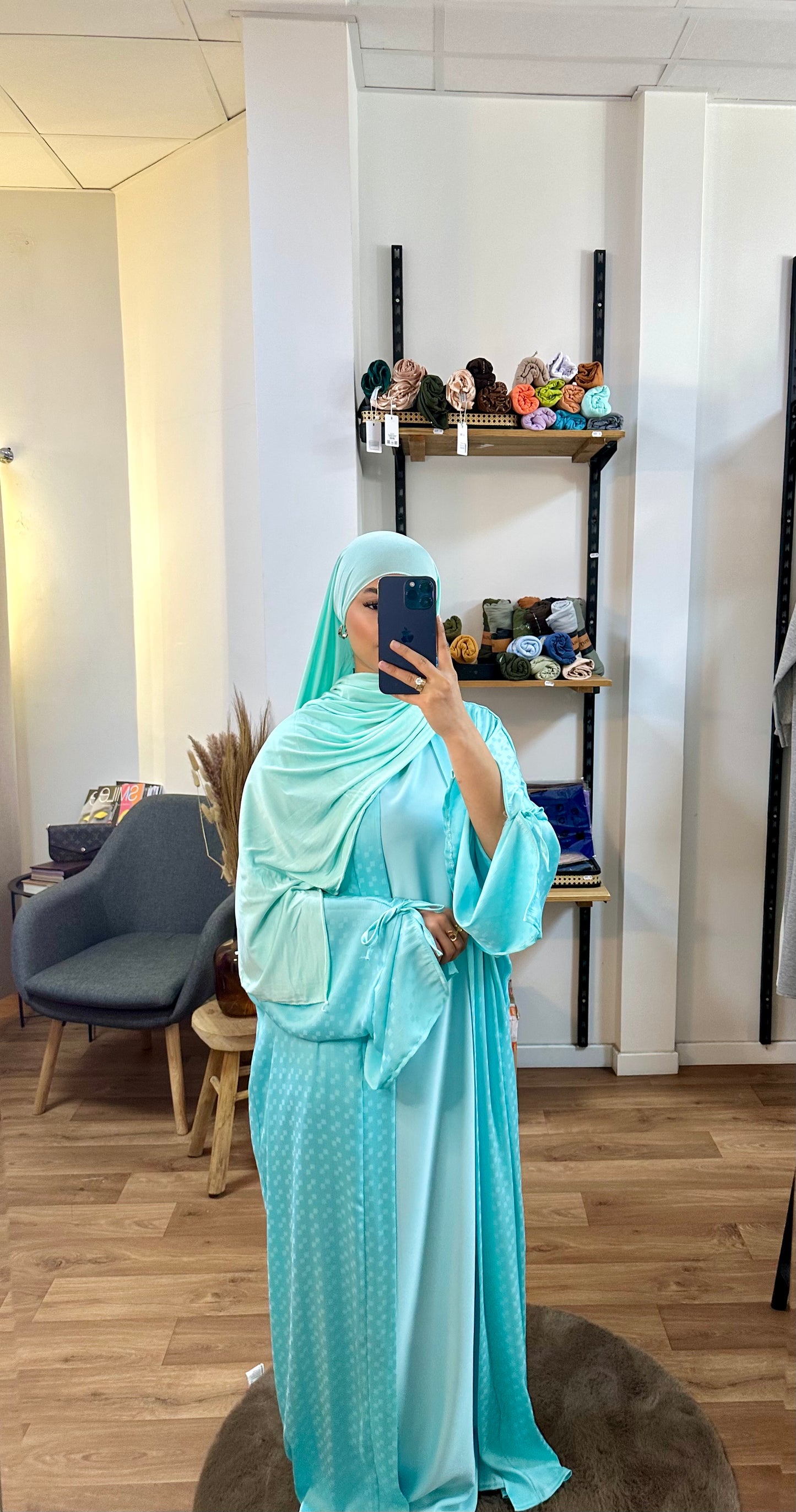Abaya ouverte et sous robe