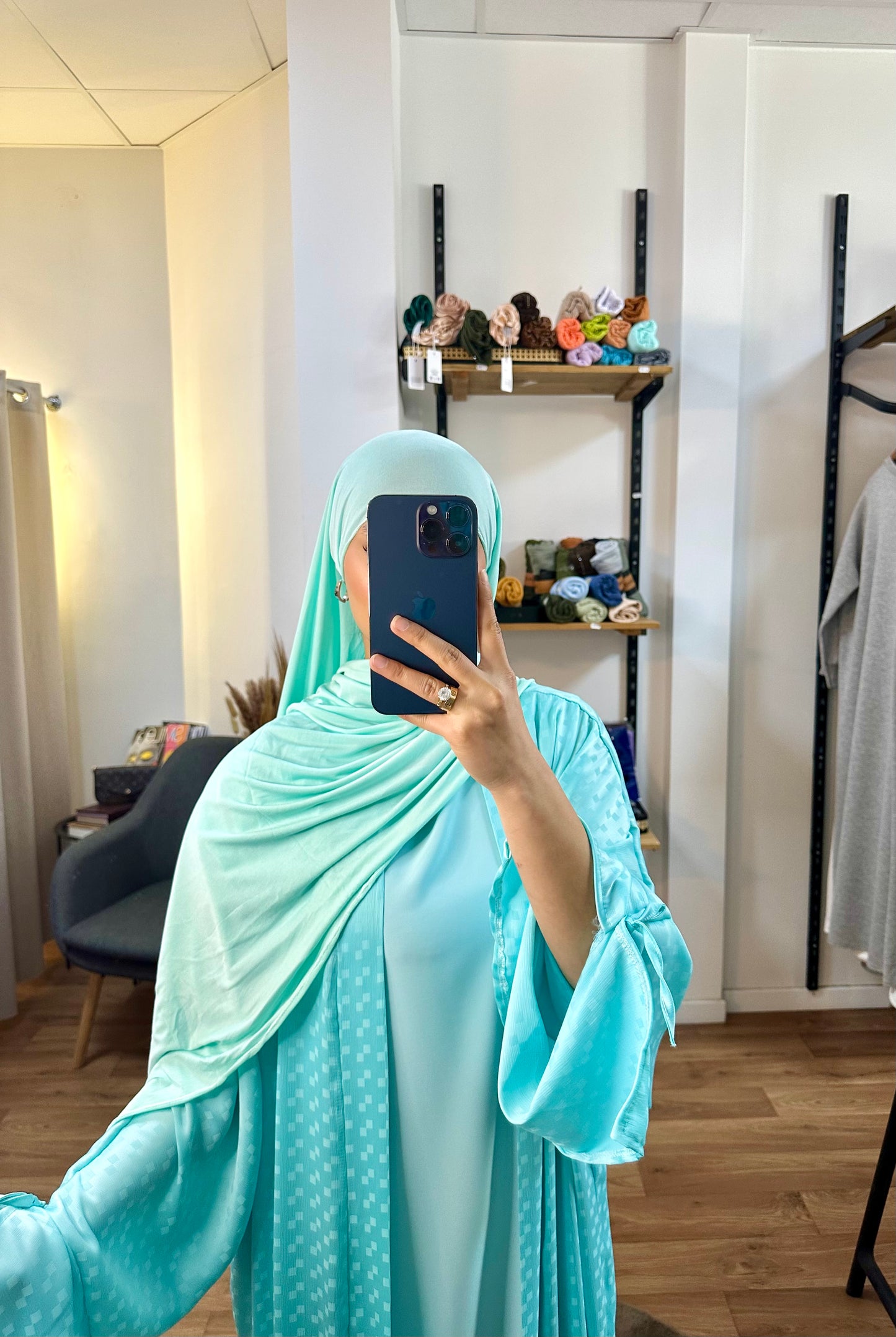 Abaya ouverte et sous robe
