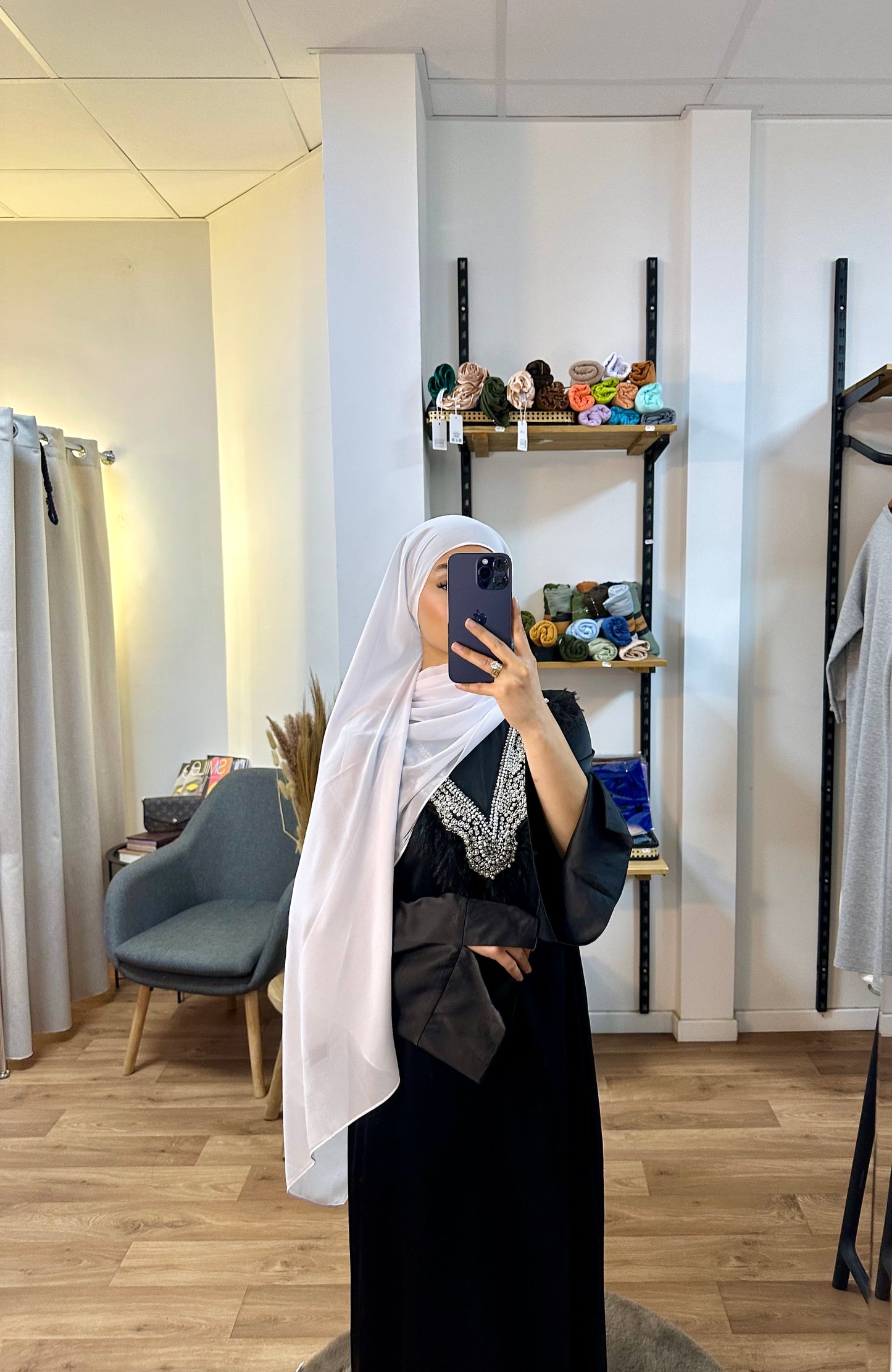 Robe perlée et plume