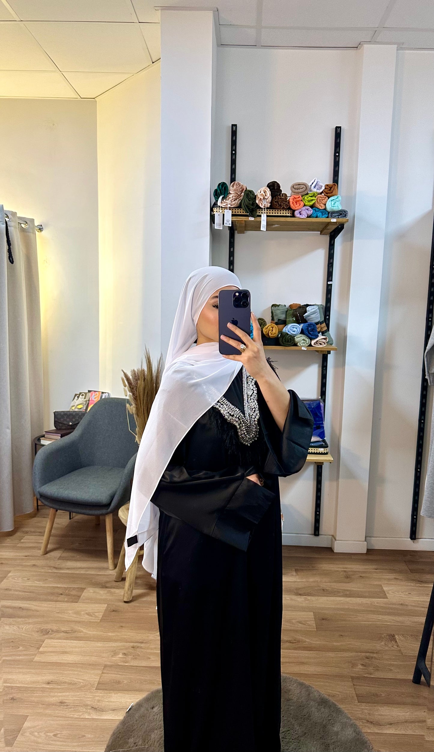 Robe perlée et plume