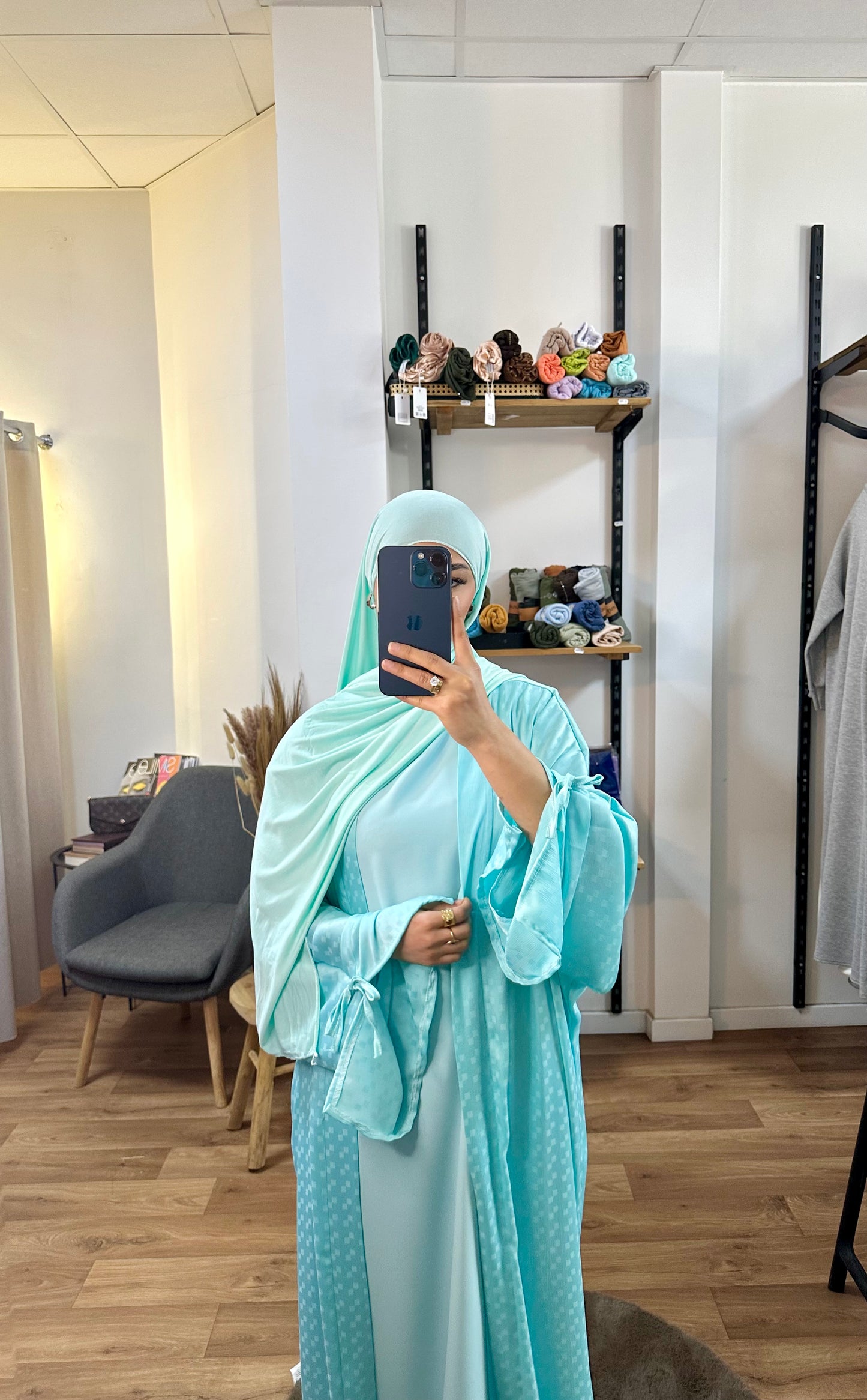 Abaya ouverte et sous robe