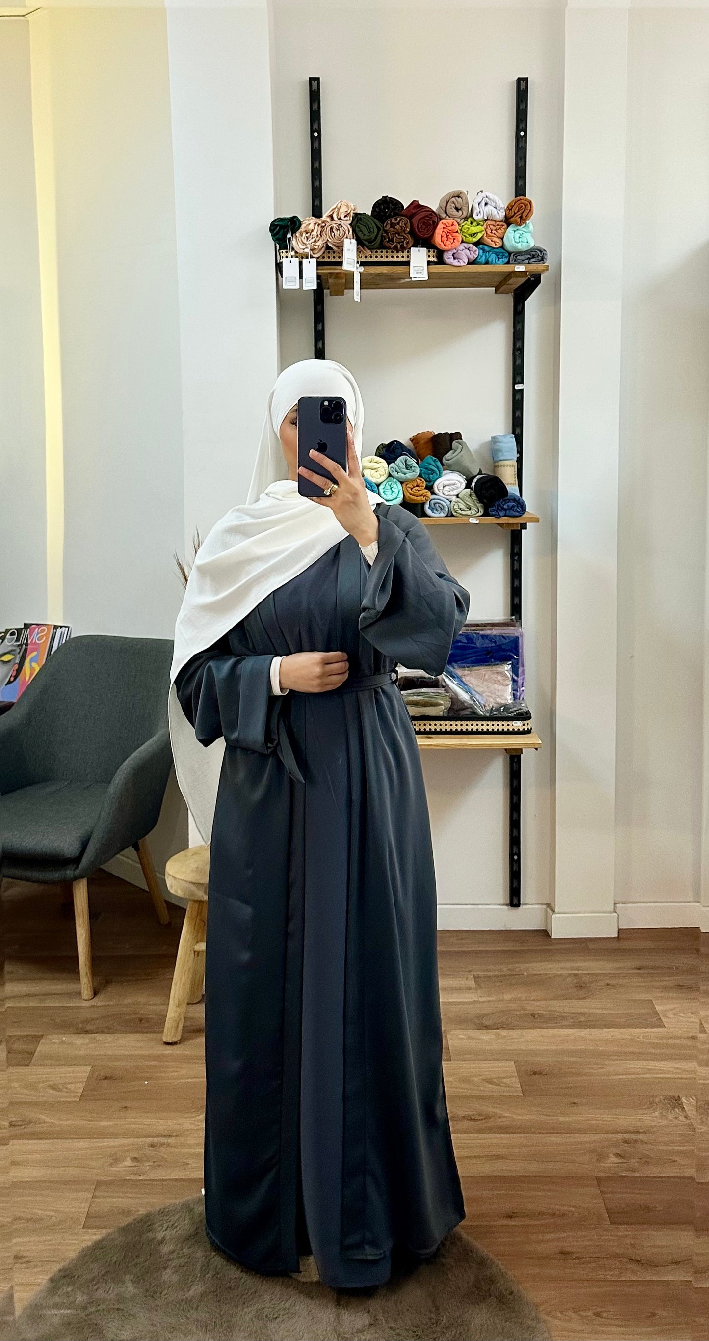 Abaya ouverte et sous robe
