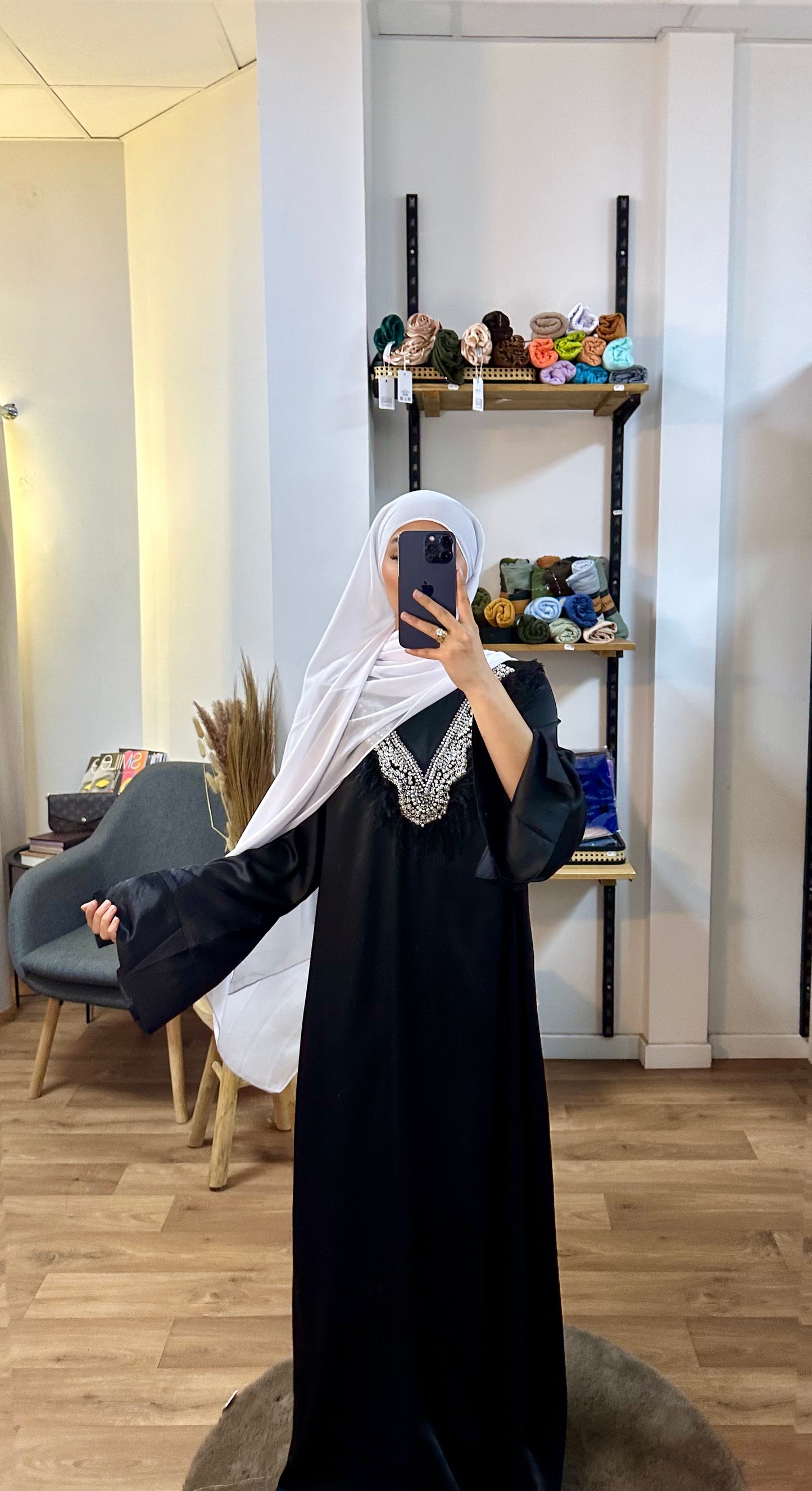 Robe perlée et plume