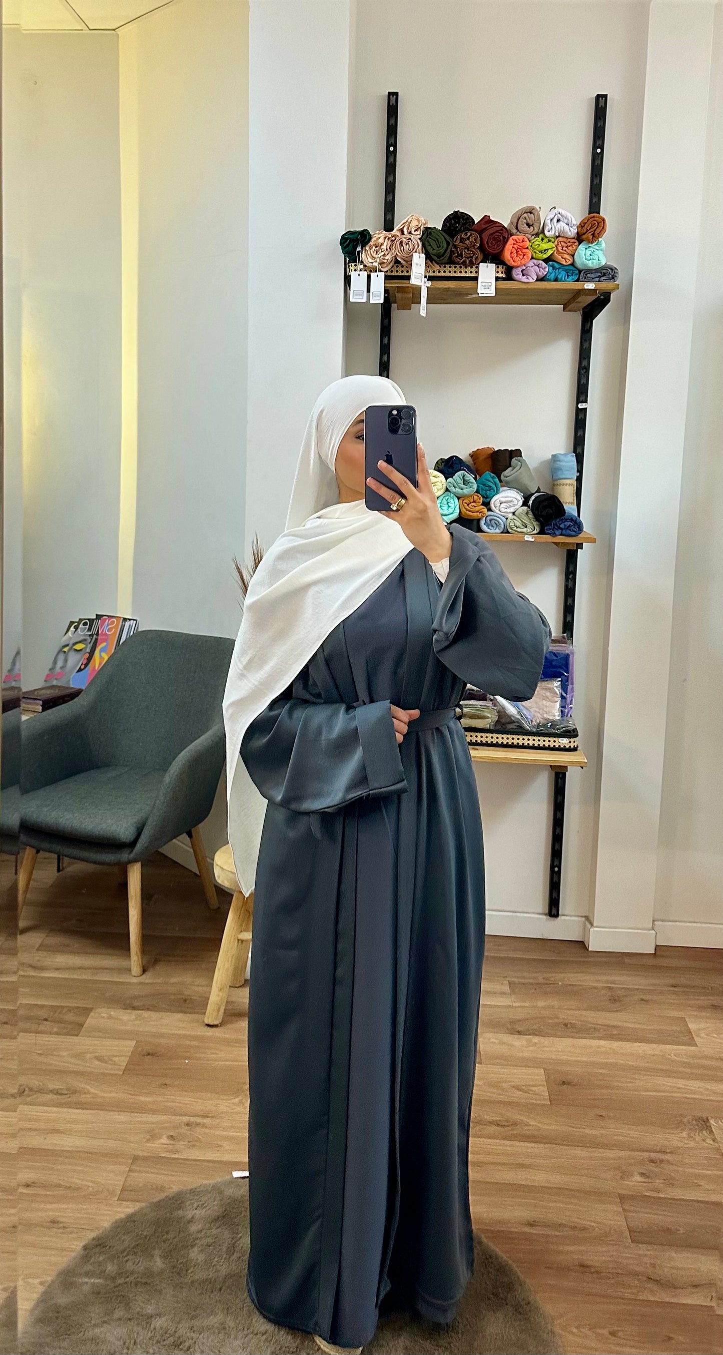 Abaya ouverte et sous robe