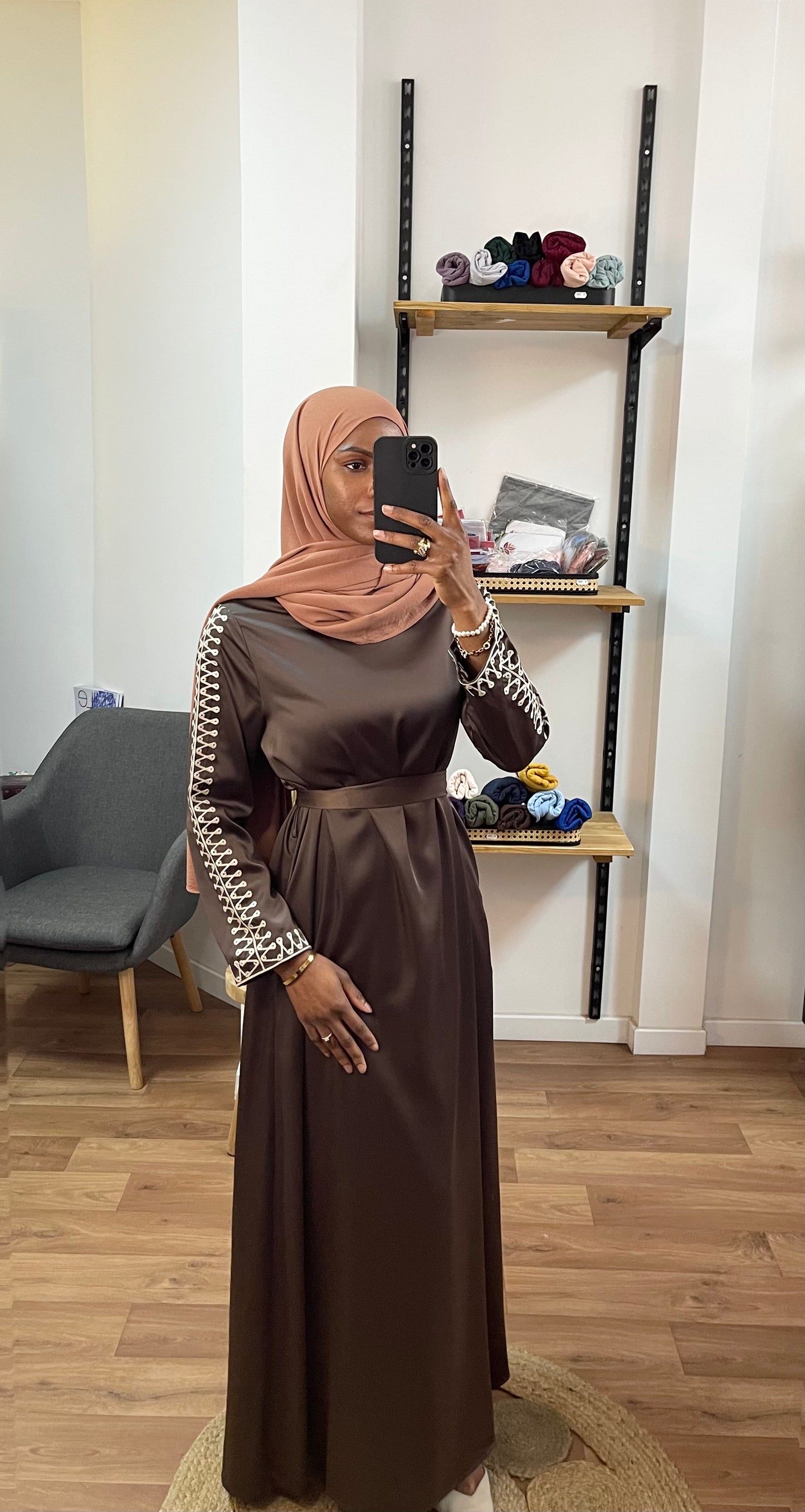 Robe à manches brodées