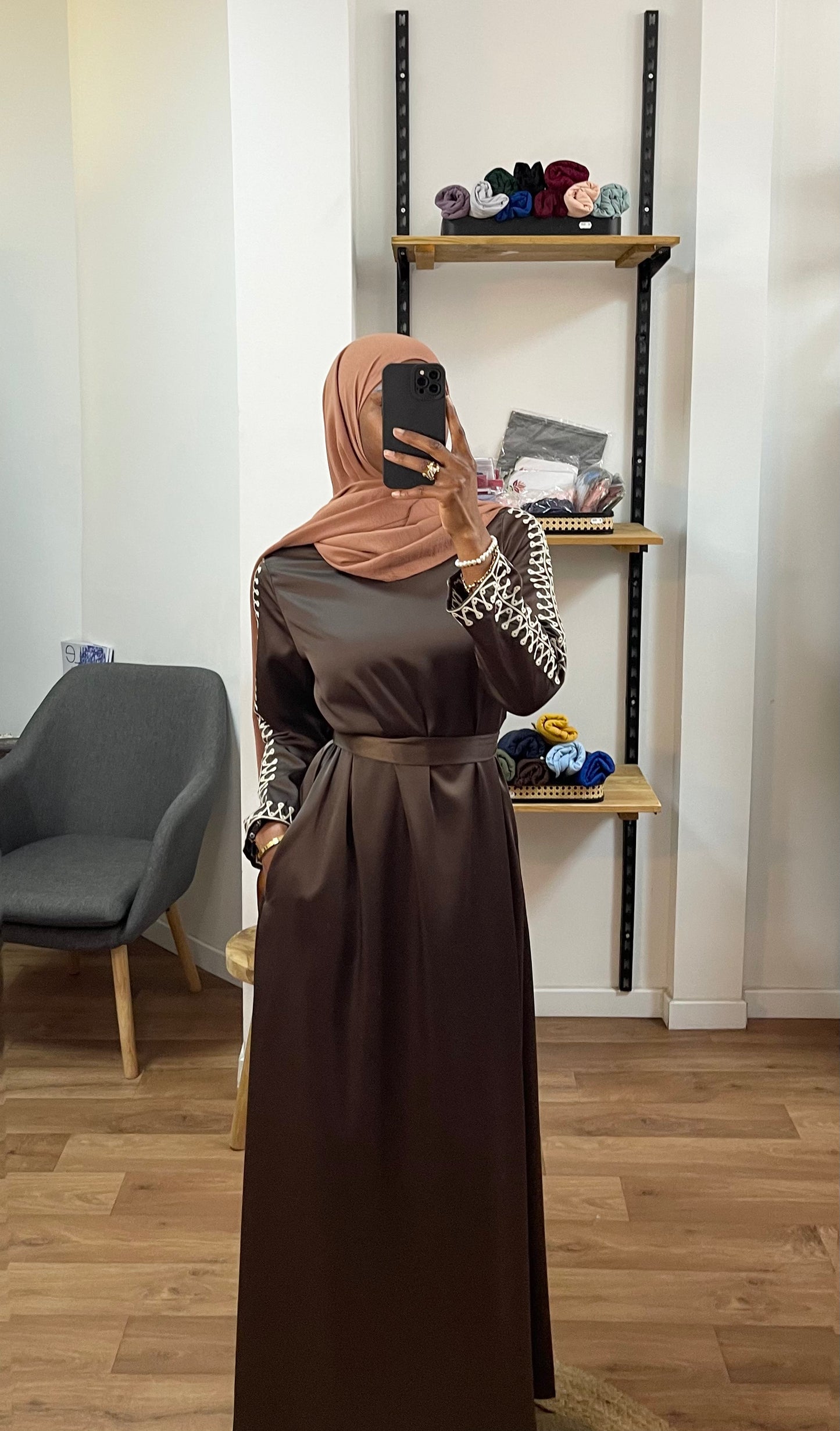 Robe à manches brodées