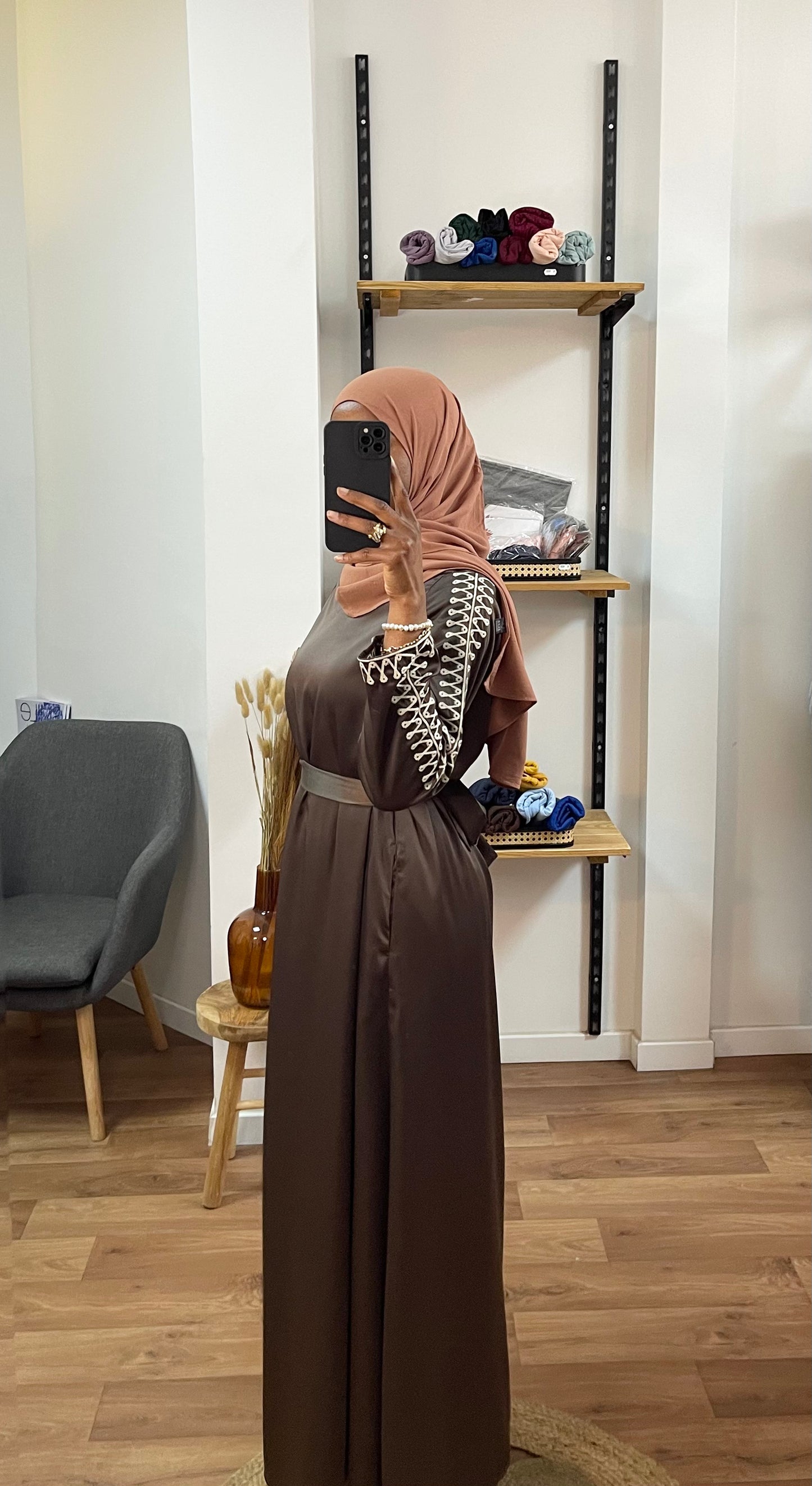 Robe à manches brodées