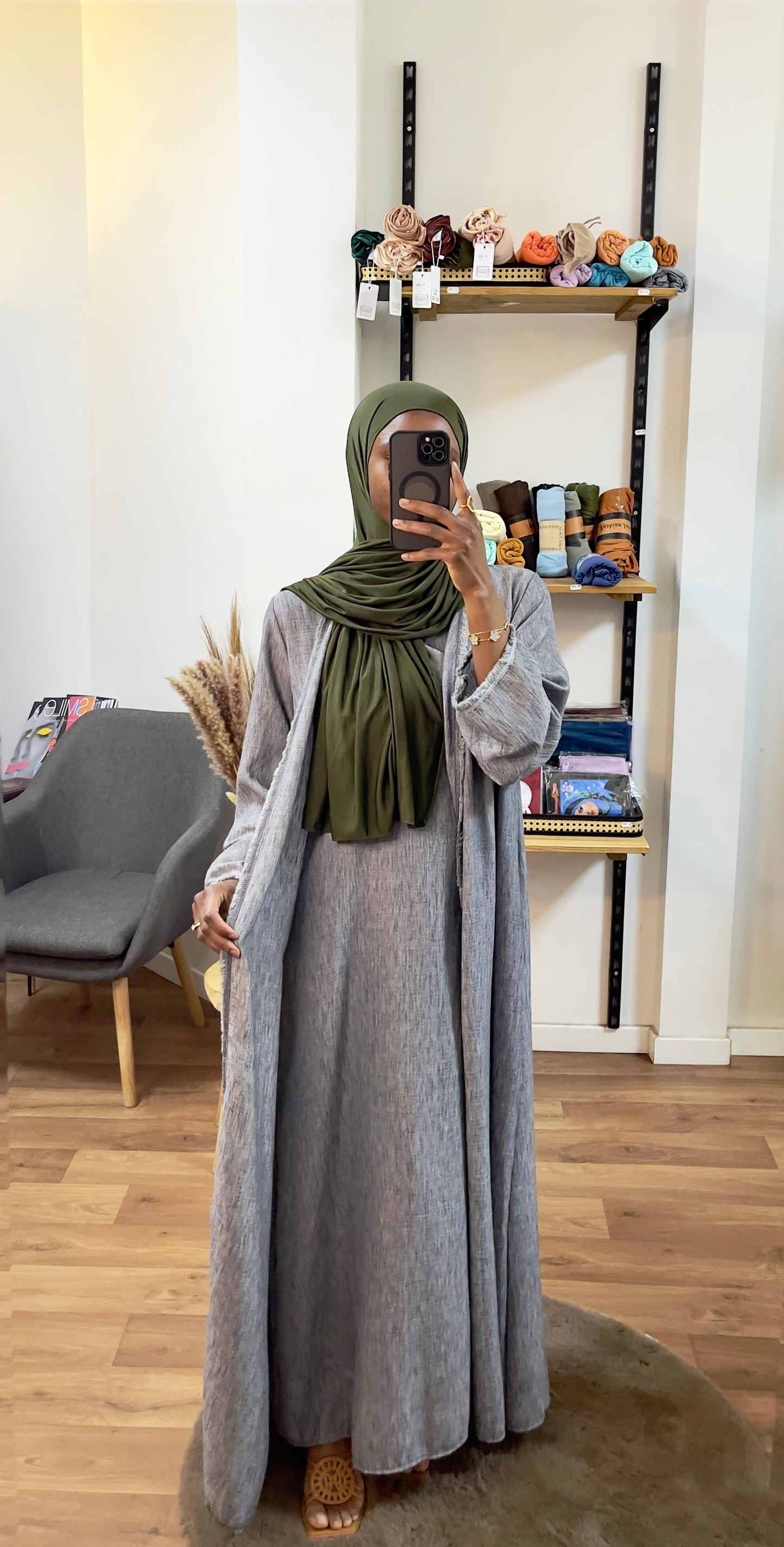 Abaya ouverte et sous robe