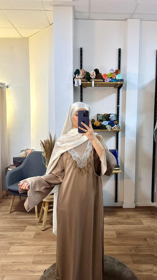 Robe perlée et plume