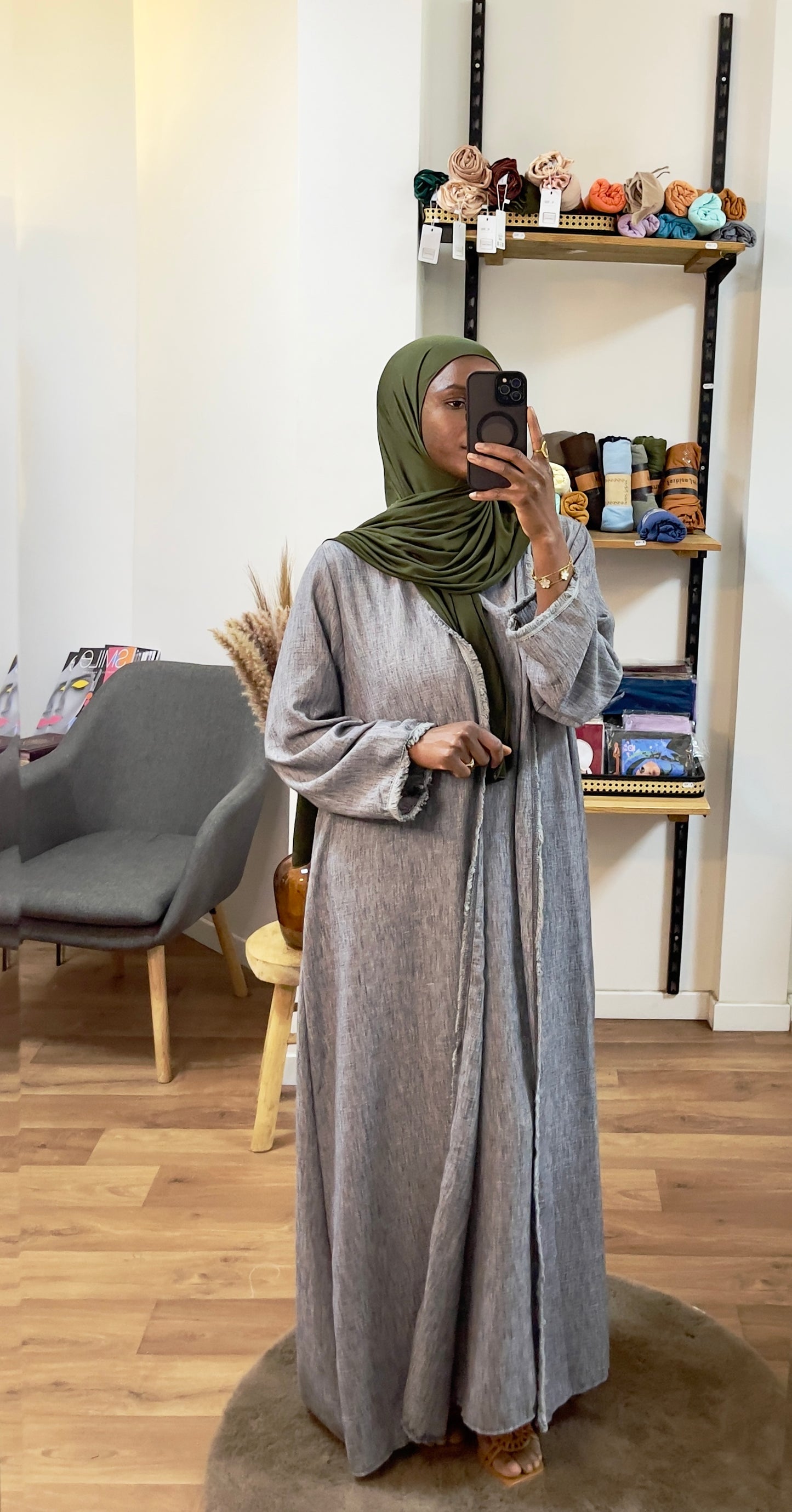 Abaya ouverte et sous robe