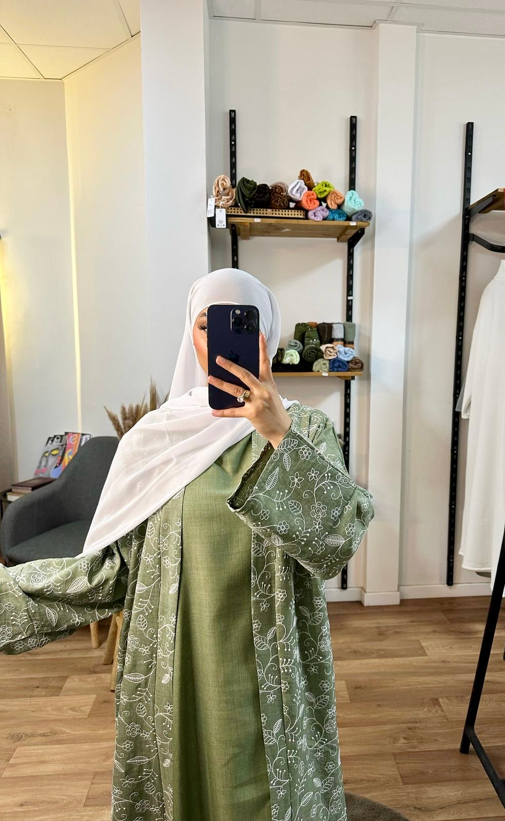 Abaya ouverte fleurie et sous robe