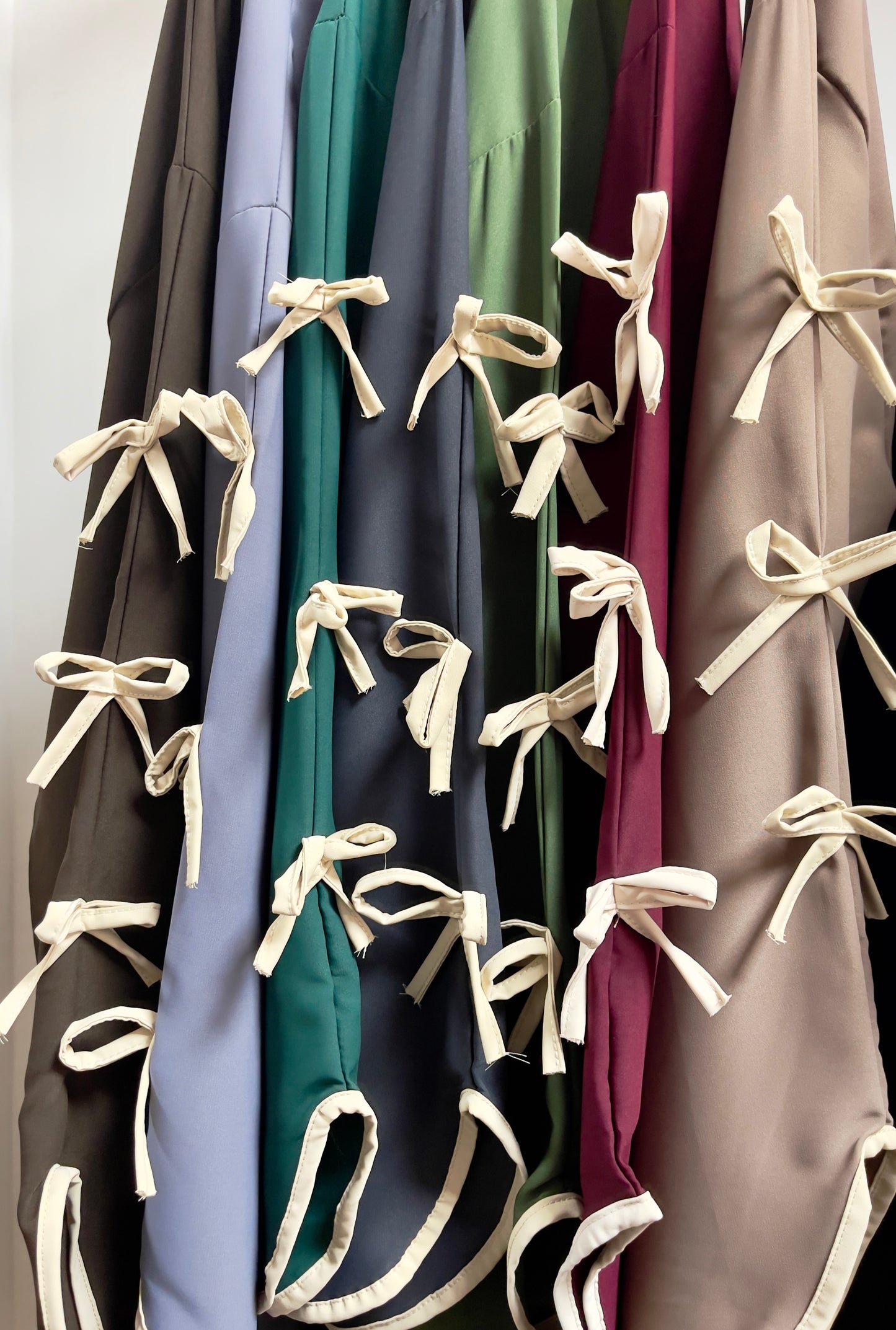 Abaya ouverte et sous robe à noeuds