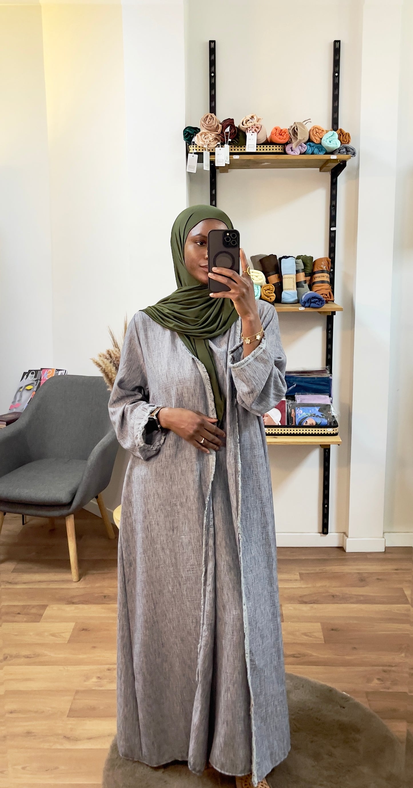 Abaya ouverte et sous robe