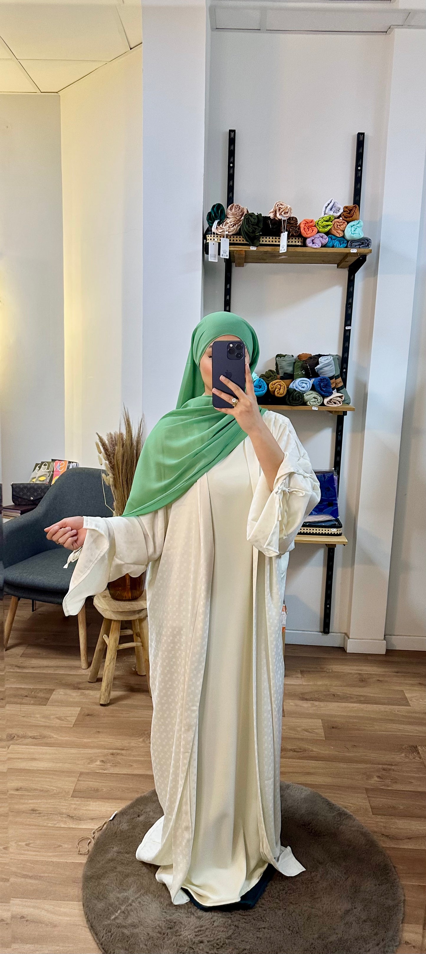 Abaya ouverte et sous robe