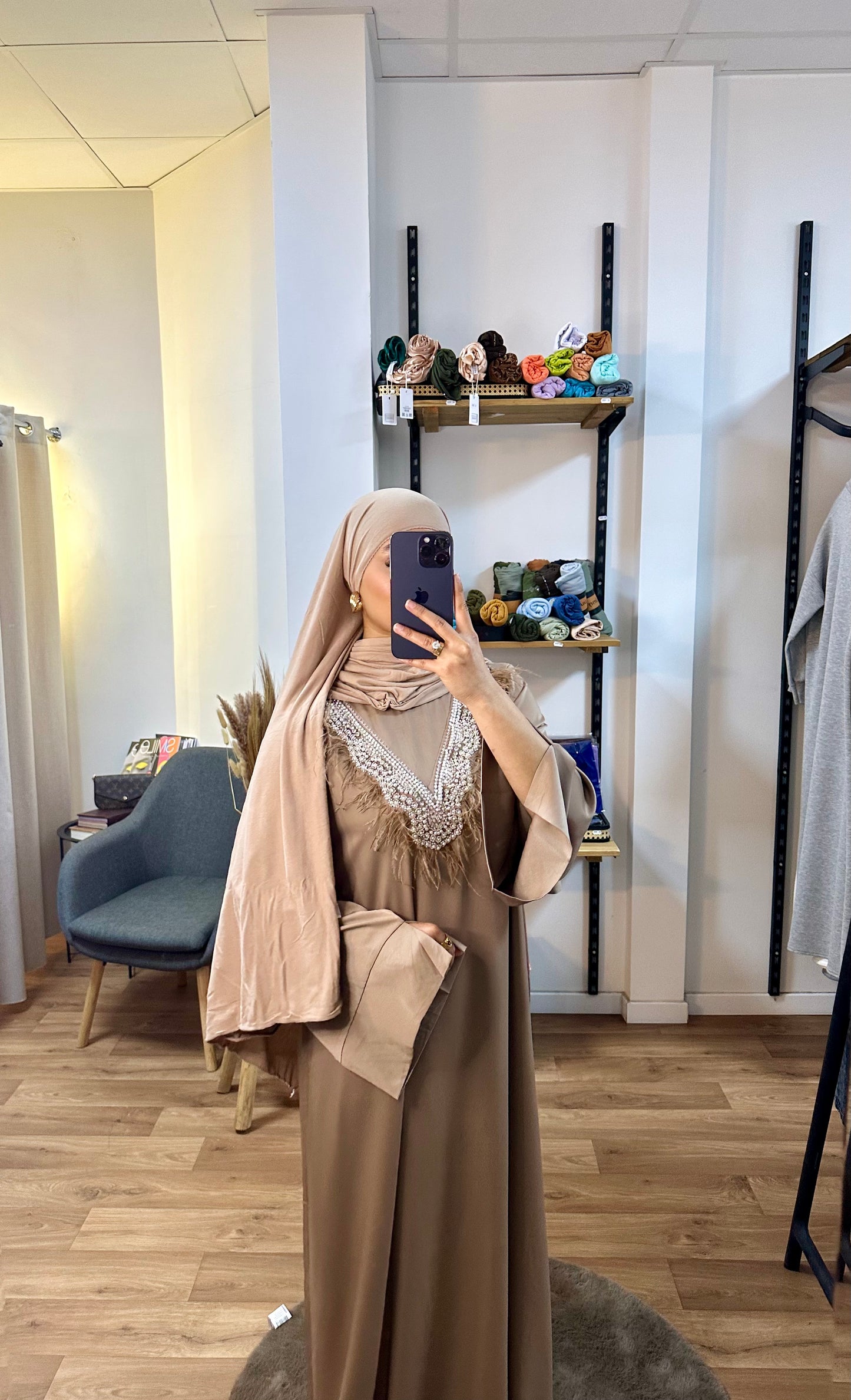 Robe perlée et plume