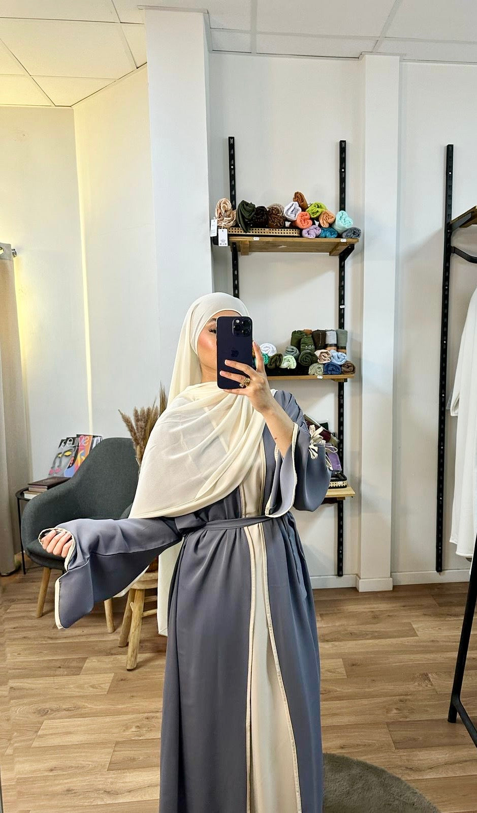 Abaya ouverte et sous robe à noeuds
