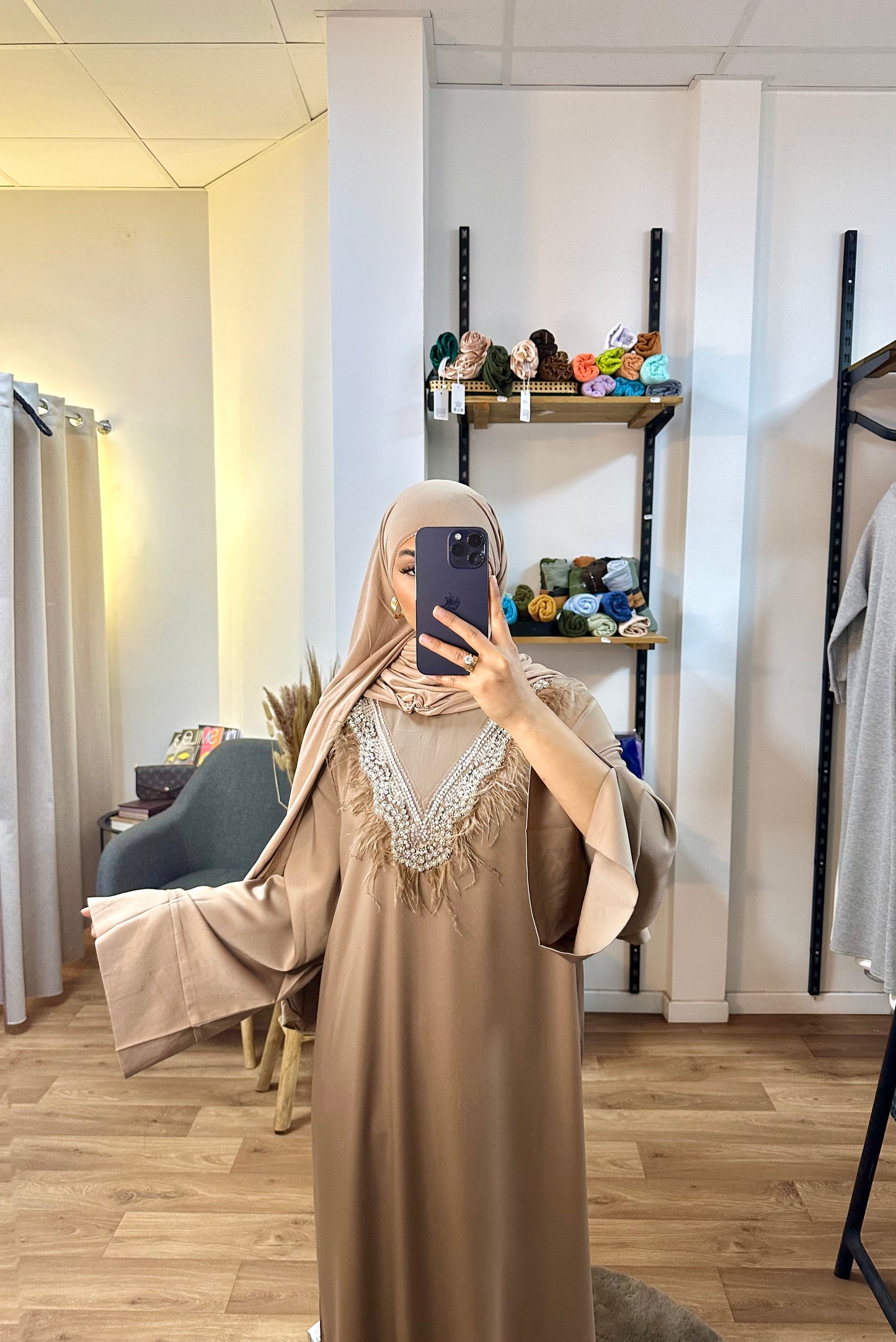 Robe perlée et plume