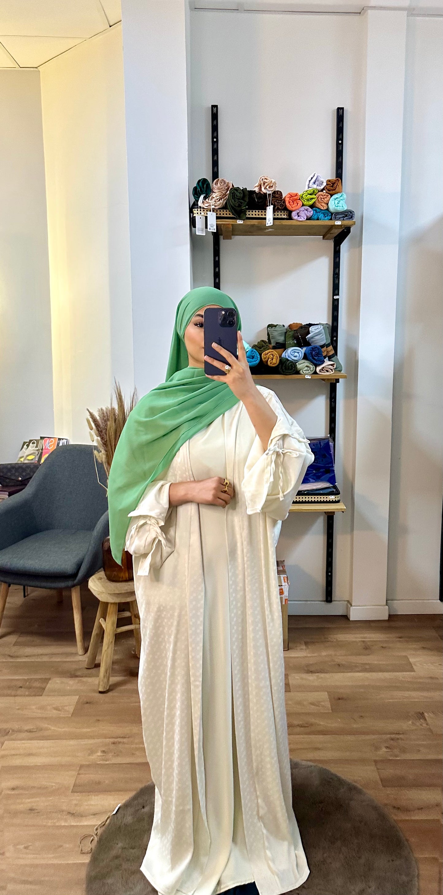 Abaya ouverte et sous robe