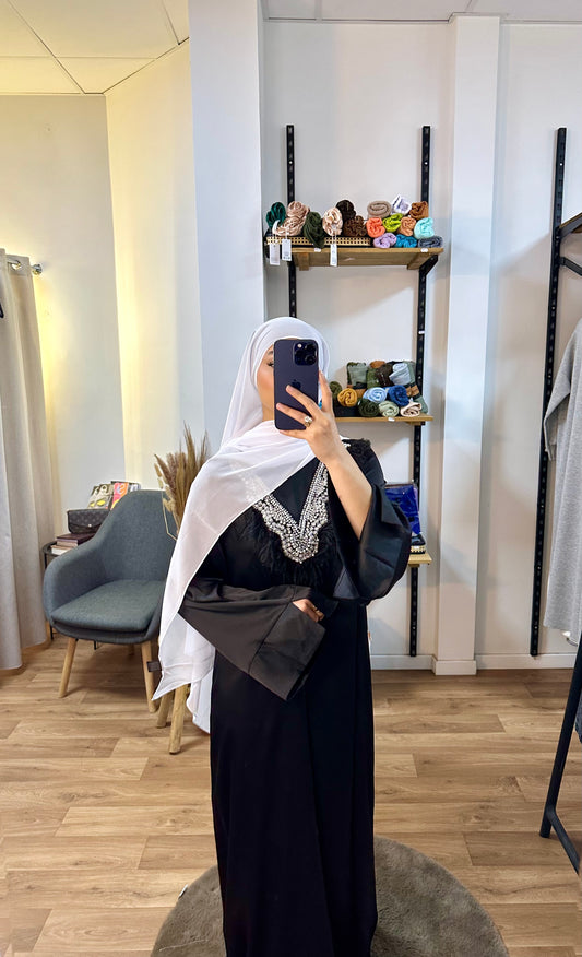 Robe perlée et plume