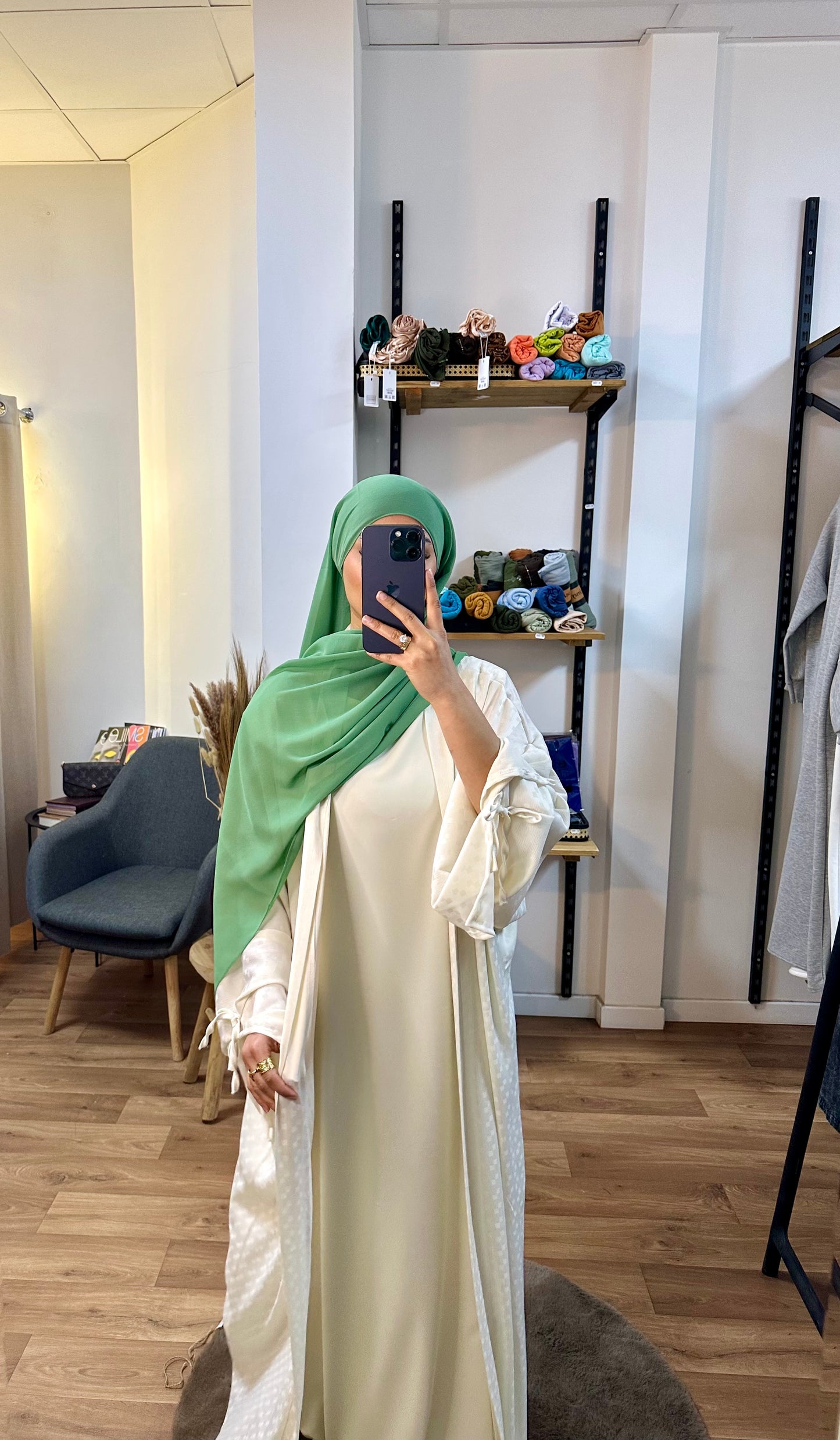 Abaya ouverte et sous robe
