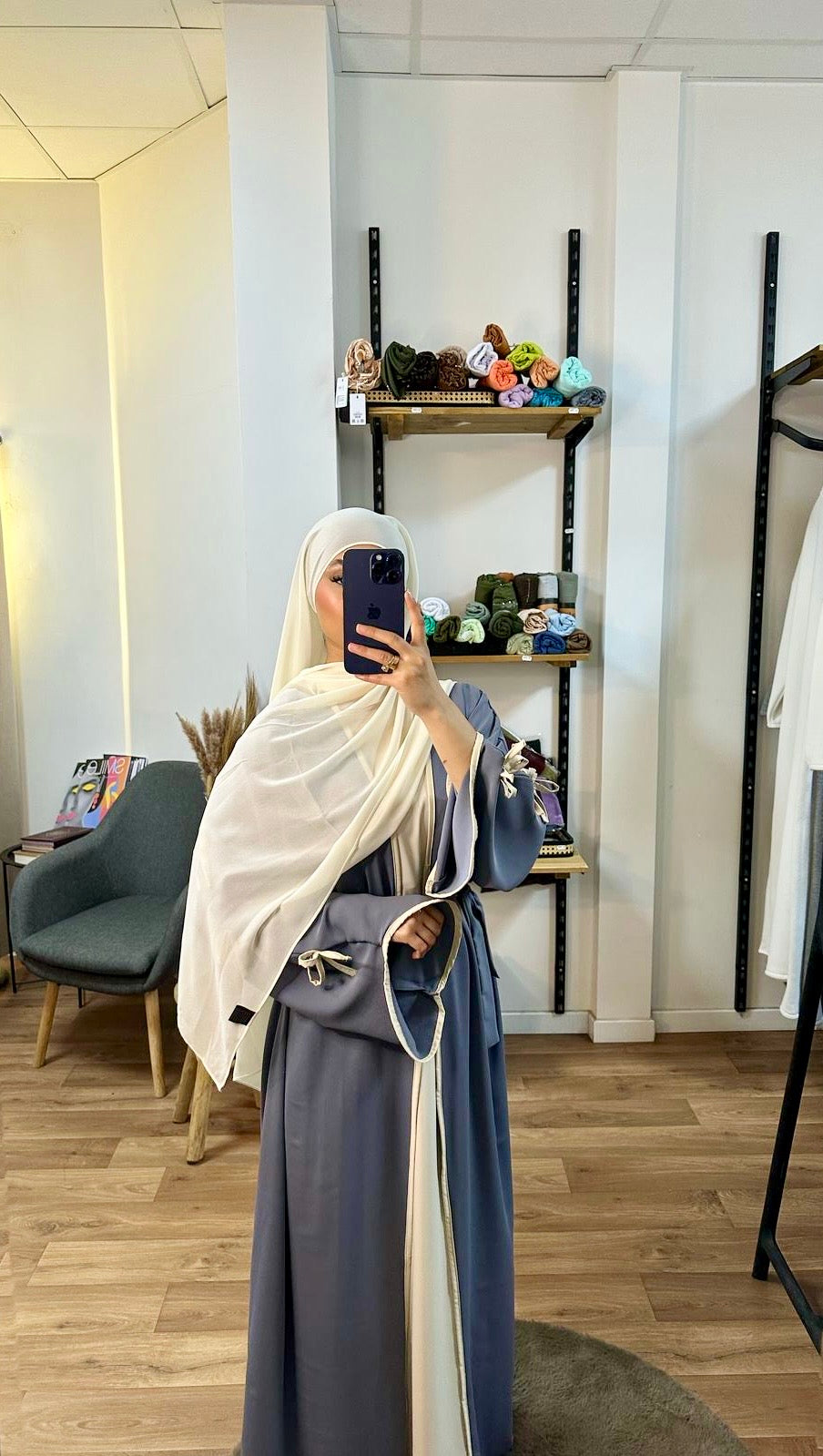 Abaya ouverte et sous robe à noeuds