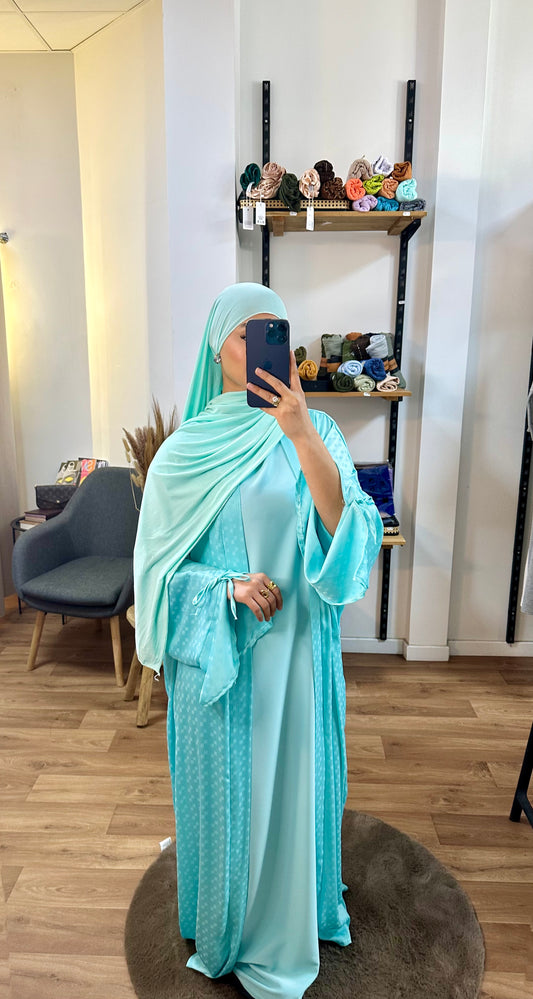Abaya ouverte et sous robe