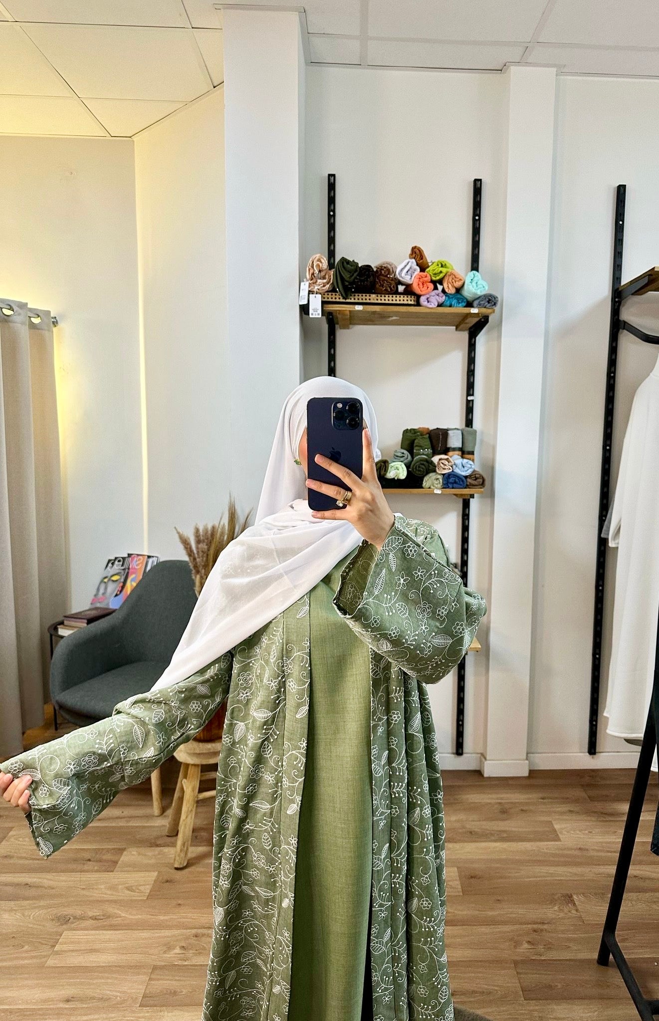 Abaya ouverte fleurie et sous robe