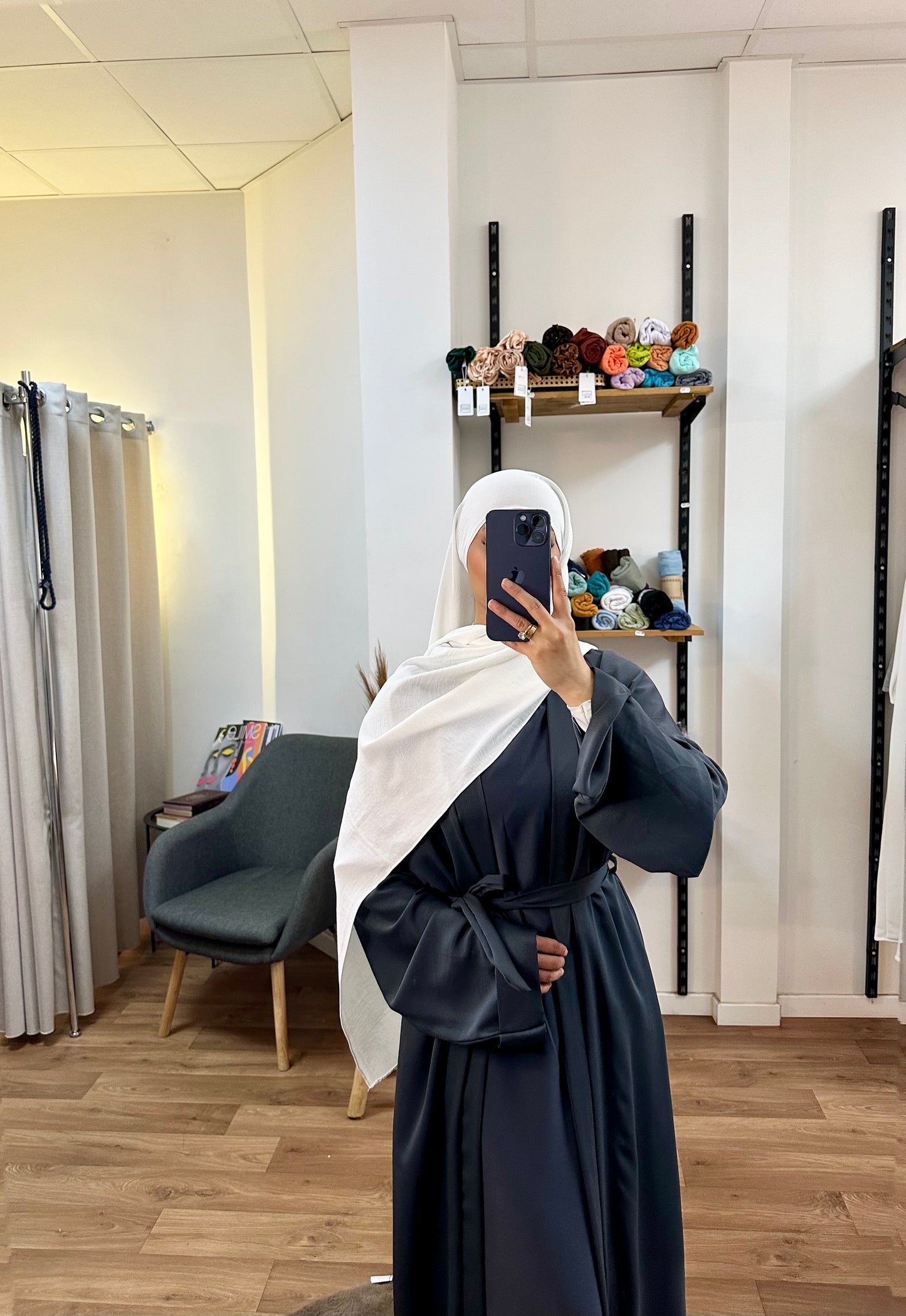 Abaya ouverte et sous robe