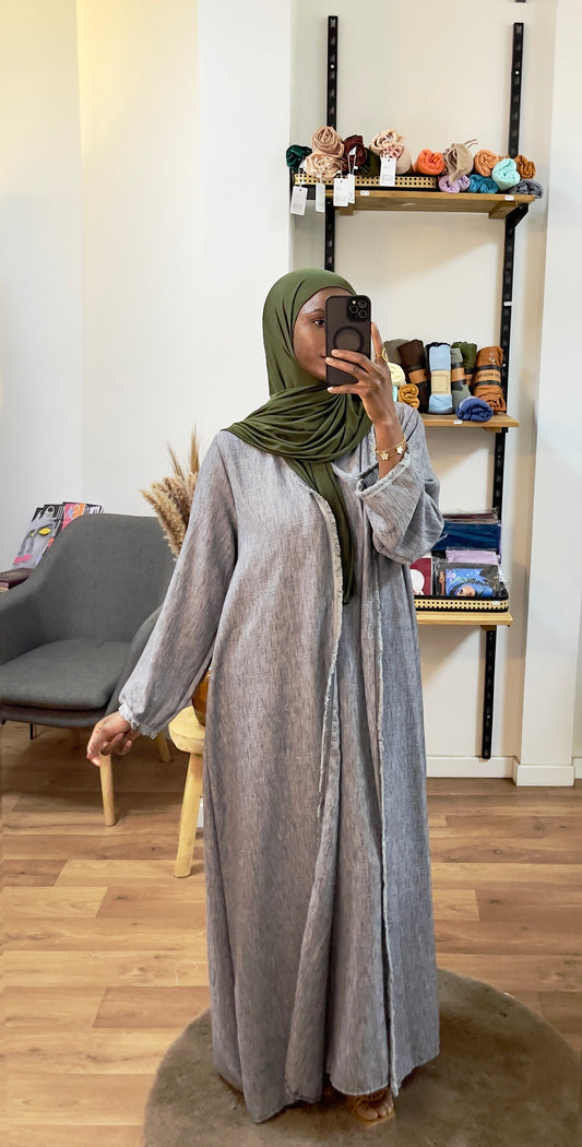 Abaya ouverte et sous robe