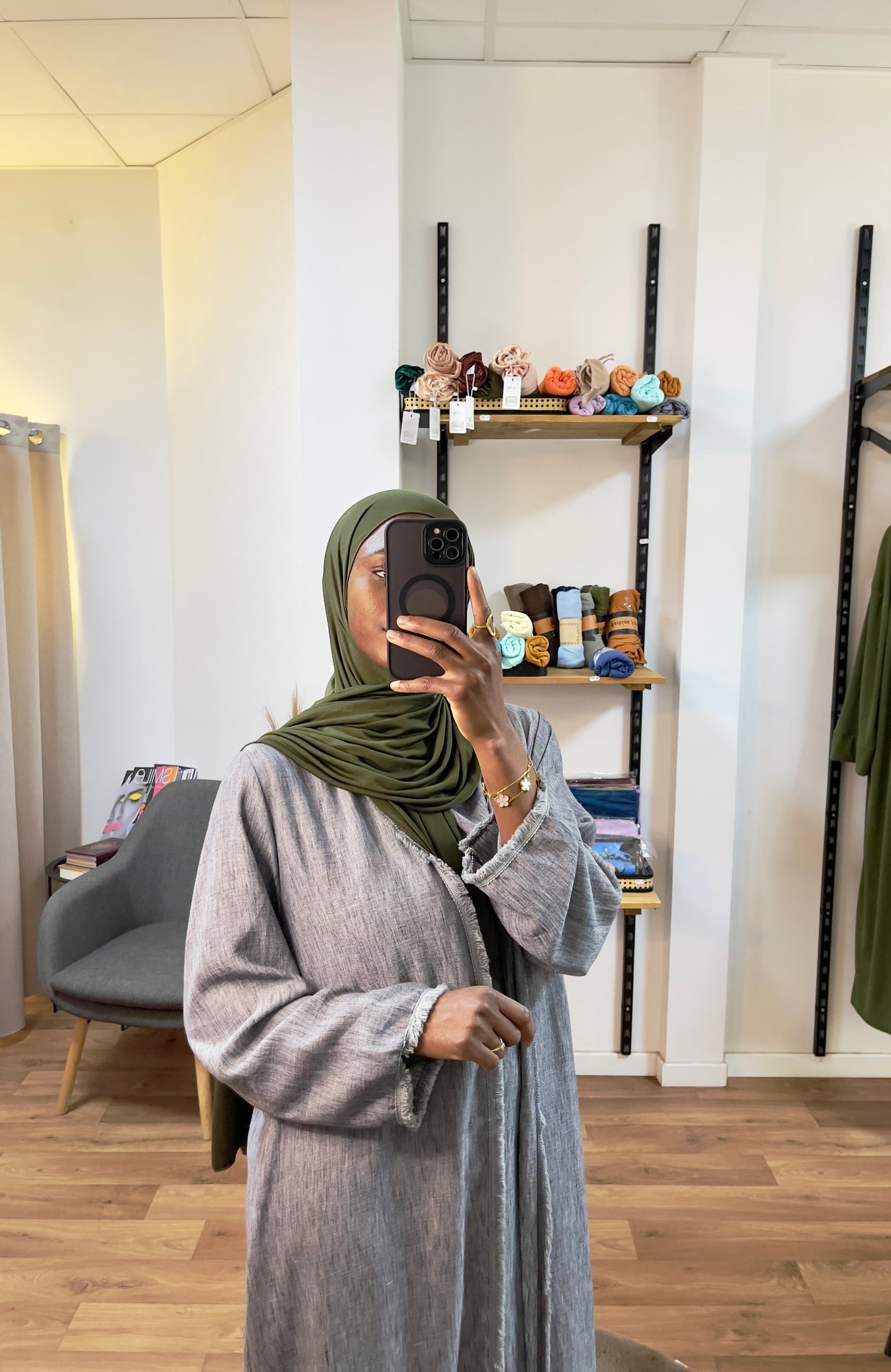 Abaya ouverte et sous robe
