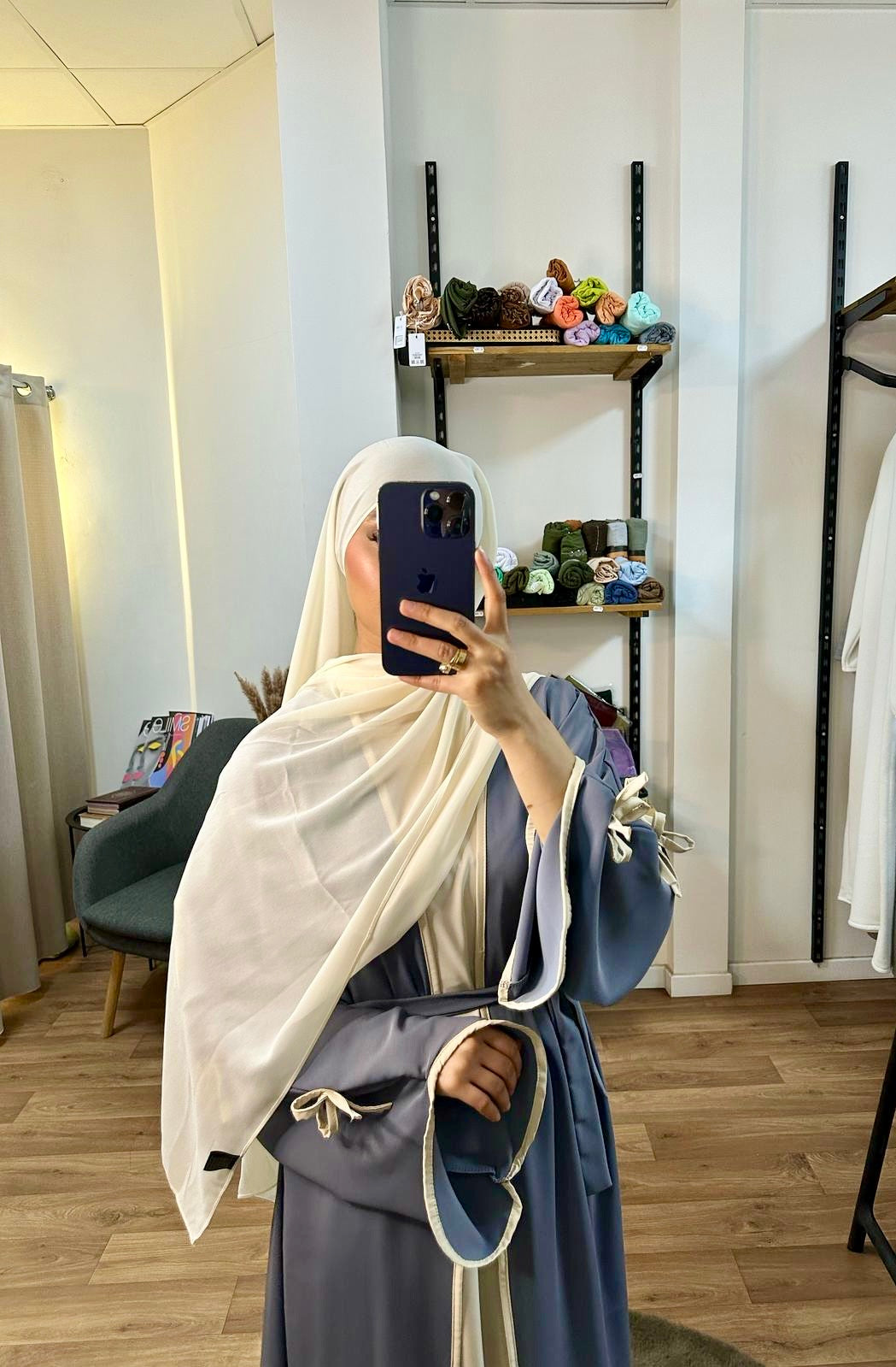 Abaya ouverte et sous robe à noeuds