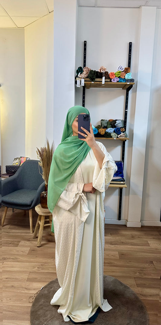 Abaya ouverte et sous robe