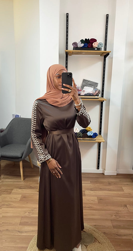 Robe à manches brodées