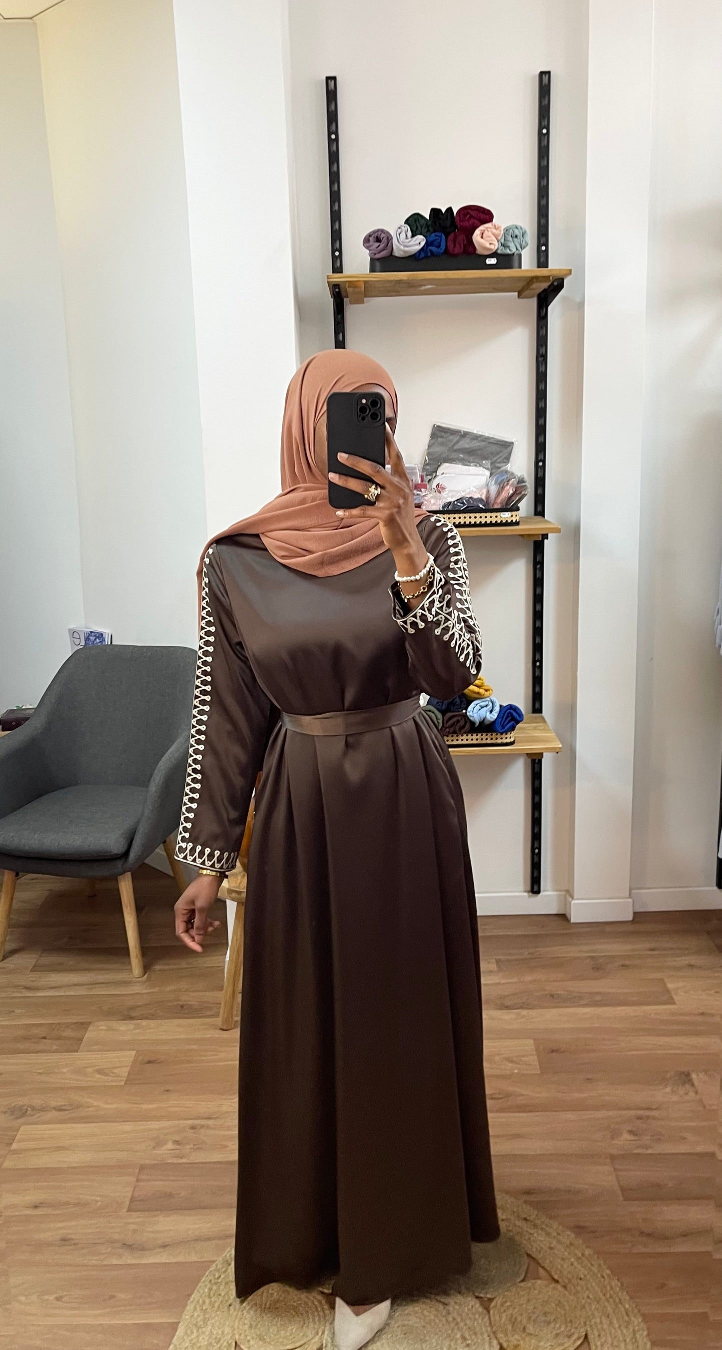 Robe à manches brodées